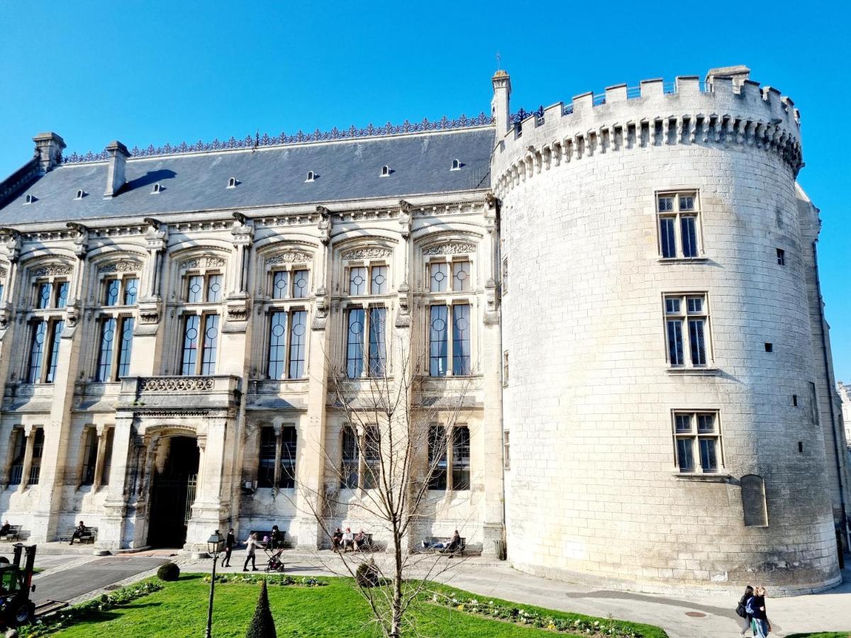 Face A L'Hotel De Ville Grand Et Lumineux Appartement Angouleme Luaran gambar